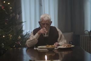 "Edeka-Opa" kauft bei der Konkurrenz ein