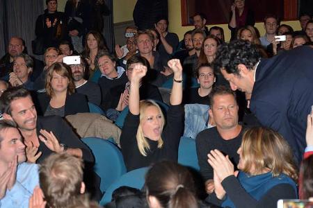 ...Frau Fischer schien bei der Premiere im Berliner Kino Babylon ganz aus dem Häuschen gewesen zu sein wegen ihrer neuen Her...