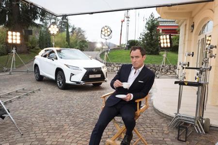 Dieser Mann könnte einem alles verkaufen: Anzüge, Autos, Kaffee Dieser Mann könnte einem alles verkaufen: Anzüge, Autos, Kaffee