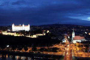 Die Burg Bratislava ist bei Nacht ein echter Hingucker