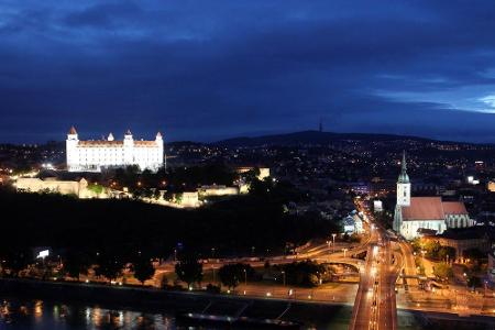 Die Burg Bratislava ist bei Nacht ein echter Hingucker Die Burg Bratislava ist bei Nacht ein echter Hingucker