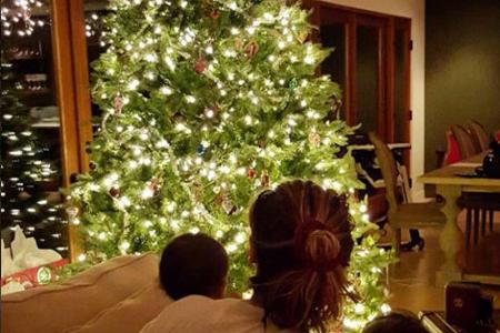Zoe Saldanas Mann Marco Perego und die kleinen Zwillinge bewundern den geschmückten Weihnachtsbaum