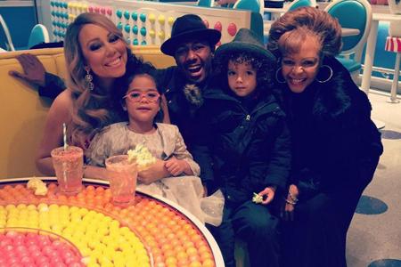 Happy Family: Mariah Carey und Nick Cannon mit ihren Zwillingen und deren Großmutter Happy Family: Mariah Carey und Nick Cannon mit ihren Zwillingen und deren Großmutter