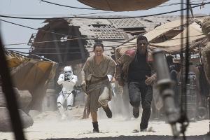 Rey (Daisy Ridley, l.) und Finn (John Boyega) auf der Flucht vor einem Stormtrooper