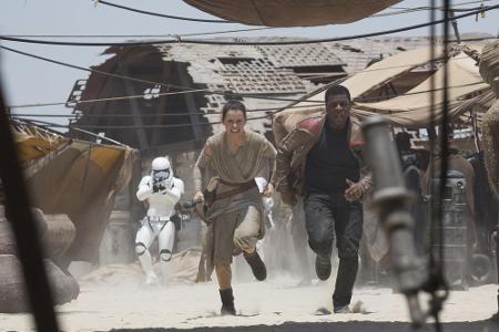 Rey (Daisy Ridley, l.) und Finn (John Boyega) auf der Flucht vor einem Stormtrooper Rey (Daisy Ridley, l.) und Finn (John Boyega) auf der Flucht vor einem Stormtrooper