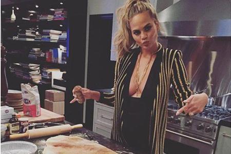 Chrissy Teigen ist nicht nur eine begnadete Köchin, sondern backt auch gern Chrissy Teigen ist nicht nur eine begnadete Köchin, sondern backt auch gern
