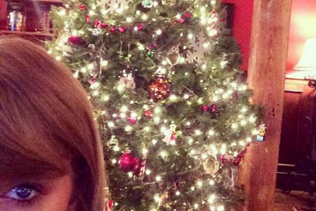 Im vergangenen Jahr schmückte Taylor Swift ihren Weihnachtsbaum in klassischem Rot. Wie er wohl in diesem Jahr aussehen wird? Im vergangenen Jahr schmückte Taylor Swift ihren Weihnachtsbaum in klassischem Rot. Wie er wohl in diesem Jahr aussehen wird?