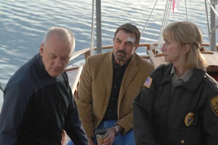 Chief Stone (Tom Selleck, M.) und Officer Gammon (Kathy Baker) befragen einen Yachtbesitzer (Nigel Bennett, l.), der beschul... Chief Stone (Tom Selleck, M.) und Officer Gammon (Kathy Baker) befragen einen Yachtbesitzer (Nigel Bennett, l.), der beschul...