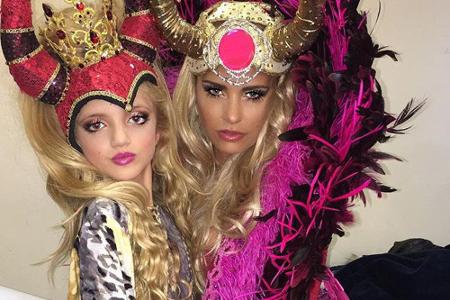 Mit der auffälligen Kostümierung und viel Make-up sieht Princess wie eine Miniaturausgabe ihrer Mama Katie aus Mit der auffälligen Kostümierung und viel Make-up sieht Princess wie eine Miniaturausgabe ihrer Mama Katie aus