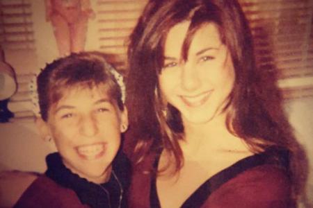 Lang ist's her: Ein Schnappschuss aus Kindheitstagen zeigt die Schauspielerinnen Mayim Bialik und Jennifer Aniston eng umsch... Lang ist's her: Ein Schnappschuss aus Kindheitstagen zeigt die Schauspielerinnen Mayim Bialik und Jennifer Aniston eng umsch...
