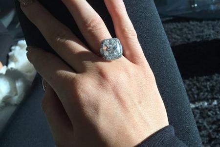 Kylie Jenner präsentiert ihr Weihnachtsgeschenk Kylie Jenner präsentiert ihr Weihnachtsgeschenk
