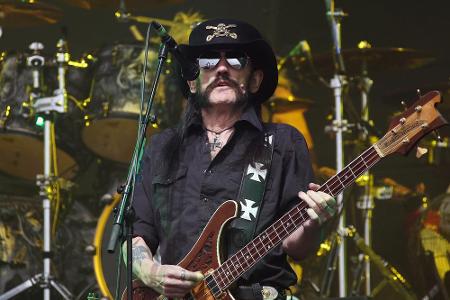 Lemmy Kilmister im Juni 2015 bei einem Auftritt seiner Band Motörhead im britischen Glastonbury Lemmy Kilmister im Juni 2015 bei einem Auftritt seiner Band Motörhead im britischen Glastonbury