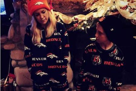 Kate Hudson und Sohn Ryder favorisieren unterschiedliche American-Football-Teams Kate Hudson und Sohn Ryder favorisieren unterschiedliche American-Football-Teams