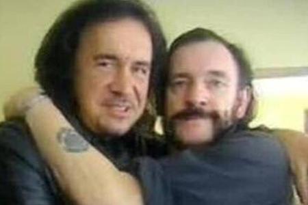 Gene Simmons (l.) postete wie viele andere ein Foto, das ihn gemeinsam mit Lemmy Kilmister zeigt Gene Simmons (l.) postete wie viele andere ein Foto, das ihn gemeinsam mit Lemmy Kilmister zeigt