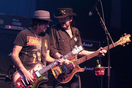 Motörhead hören auf: Der verstorbene Lemmy Kilmister (re.) und sein Bandkollege Phil Campbell auf der Bühne Motörhead hören auf: Der verstorbene Lemmy Kilmister (re.) und sein Bandkollege Phil Campbell auf der Bühne