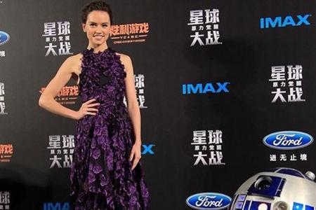 Daisy Ridley verzauberte in einem lila Blumenkleid Daisy Ridley verzauberte in einem lila Blumenkleid