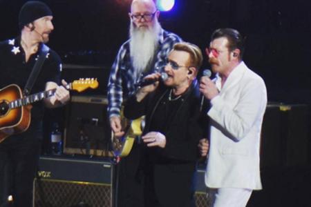 Die Eagles of Death Metal bedankten sich auch auf Facebook für den gemeinsamen Auftritt mit U2 in Paris Die Eagles of Death Metal bedankten sich auch auf Facebook für den gemeinsamen Auftritt mit U2 in Paris
