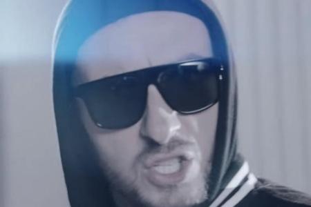 Jan Böhmermann hat nicht nur Witz sondern auch Polizei, wie er im Video beweist Jan Böhmermann hat nicht nur Witz sondern auch Polizei, wie er im Video beweist