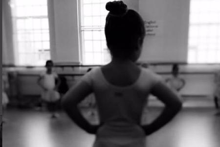 Victoria Beckham schaut ihrer Tochter Harper Seven bei der Ballettstunde zu Victoria Beckham schaut ihrer Tochter Harper Seven bei der Ballettstunde zu