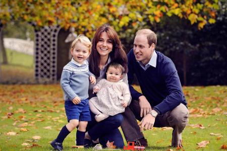 William und Kate mit den Kindern George und Charlotte auf ihrer offiziellen Weihnachts-Grußkarte William und Kate mit den Kindern George und Charlotte auf ihrer offiziellen Weihnachts-Grußkarte