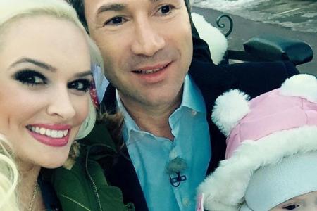 Der Tag der Taufe: Natürlich posierten Daniela Katzenberger, Lucas Cordalis und die kleine Sophia für ein Facebook-Selfie Der Tag der Taufe: Natürlich posierten Daniela Katzenberger, Lucas Cordalis und die kleine Sophia für ein Facebook-Selfie