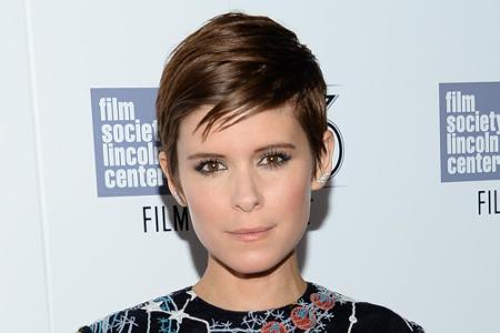 Kate Mara (32) hat sich endgültig von ihrer langen Mähne verabschiedet und trägt jetzt Pixie Cut. Sie und andere prominente ...