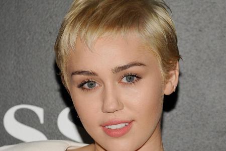 Neben Haaren in Grautönen bleibt uns außerdem der Pixie Cut in Platinblond à la Miley Cyrus (22) erhalten.