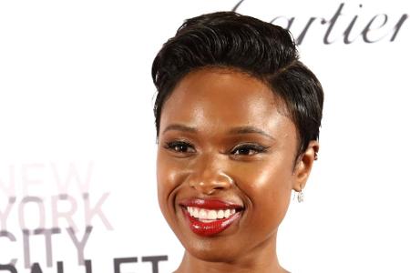 Jennifer Hudson (34) trägt ihre Kurzhaarfrisur mit lässigem Seitenscheitel. Besonders elegant wirkt dieser Look mit einer zu...