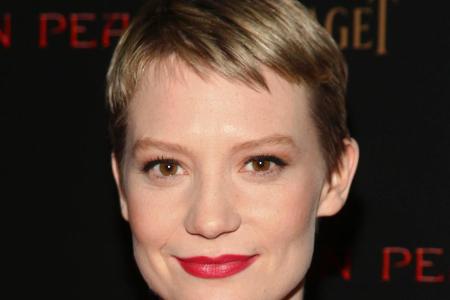 Schauspielerin Mia Wasikowska (26) hat sich an einen extrem kurzen Pixie Cut herangewagt. Besonders edel wirkt der Haarschni...