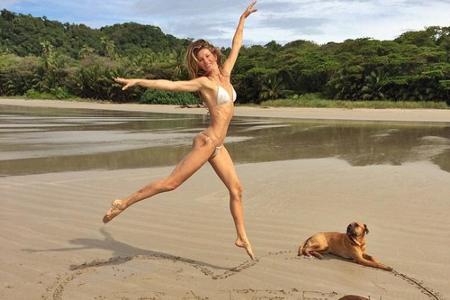 Sommer, Strand und Sonne: Gisele Bündchen hat eine gute Zeit unter freiem Himmel. Doch Vorsicht, hierfür ist Sonnenschutz an... Sommer, Strand und Sonne: Gisele Bündchen hat eine gute Zeit unter freiem Himmel. Doch Vorsicht, hierfür ist Sonnenschutz an...