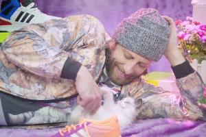 Oliver Korittke auf Sneaker-Mission - mit Katzen