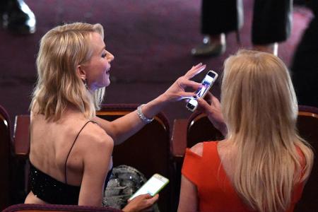 Noch läuft's: Filmstar Naomi Watts spielt bei den Oscars auf einem iPhone herum Noch läuft's: Filmstar Naomi Watts spielt bei den Oscars auf einem iPhone herum