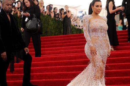Kim Kardashian in weißer Robe