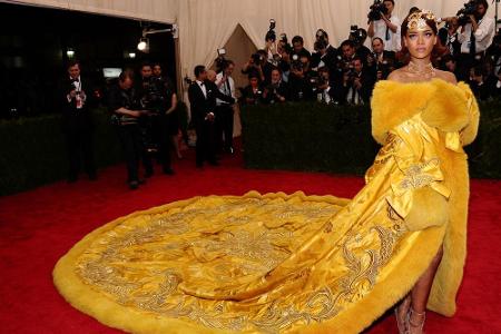 Rihanna ganz züchtig in Gelb