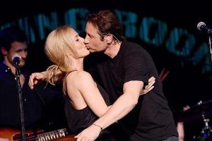 David Duchovny und Gillian Anderson knutschen auf der Bühne