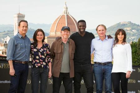 Bitte lächeln: Hauptdarsteller Tom Hanks, Regisseur Ron Howard und Co. posieren vor Drehbeginn für ein Gruppenfoto Bitte lächeln: Hauptdarsteller Tom Hanks, Regisseur Ron Howard und Co. posieren vor Drehbeginn für ein Gruppenfoto