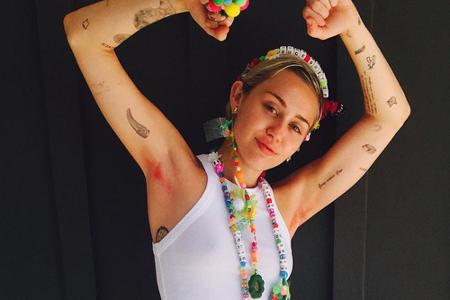 Miley Cyrus findet: Achselhaare sind wieder en vogue Miley Cyrus findet: Achselhaare sind wieder en vogue
