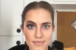 Allison Williams mit und ohne Make-up
