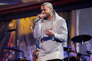 Kanye West: Überraschungskonzert bei Basketball-Spiel
