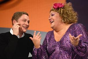 Matthias Schweighöfer und Cindy aus Marzahn 2013 auf der "Wetten, dass..?"-Couch