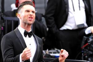 Süß? Fans attackieren Adam Levine mit Puderzucker