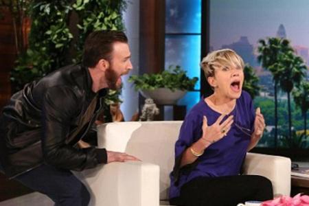 Chris Evans schleicht sich an und erschreckt Scarlett Johansson in der Chris Evans schleicht sich an und erschreckt Scarlett Johansson in der