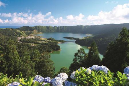 An den Ufern der Zwillingsseen Lagoa Azur und Verde gelegen: Säte Cidades auf der Azoreninsel São Miguel An den Ufern der Zwillingsseen Lagoa Azur und Verde gelegen: Säte Cidades auf der Azoreninsel São Miguel