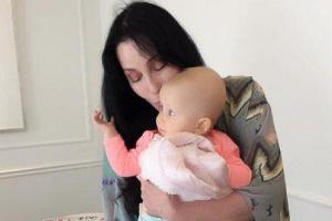 Cher und der unbekannte kleine Freund
