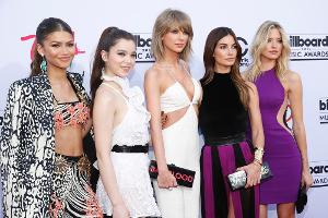 Brust raus, Spot an: Die Looks der Billboard Music Awards