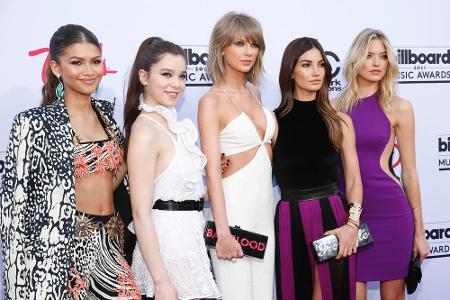 Hell, bodenlang, ausgeschnitten: Taylor Swift (Mitte) zeigte die Trends des Abends Hell, bodenlang, ausgeschnitten: Taylor Swift (Mitte) zeigte die Trends des Abends