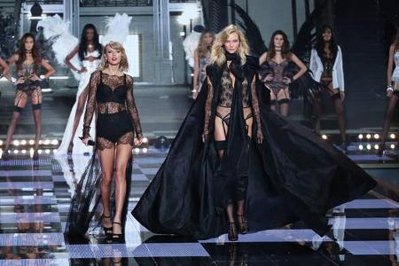 ...die schöne Karlie Kloss zwar offiziell kein Engel des Dessous-Labels mehr, aber dennoch wird auch sie in 