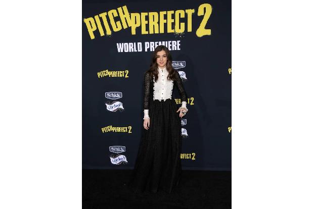 ...anheuern - auch Stars aus Film und Fernsehen werden dabei sein. Die 18-jährige Hailee Steinfeld zum Beispiel, die im zart...
