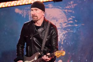 U2-Gitarrist "The Edge" fällt bei Konzert vom Bühnenrand