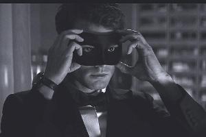 Im ersten Bild des neuen Films zeigt sich Christian Grey (J. Dornan) noch sehr angezogen